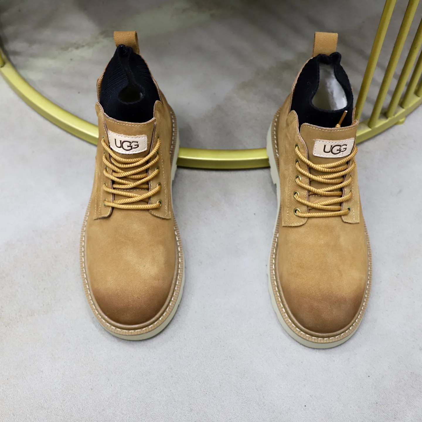Ex-factory price: 640💰Thick wool imported from Australia Brand: UGG genuine purchase Size: 39-44 Grade: Official website 1:1 Material: First layer of genuine leather waterproof and antifreeze upper Real wool lining Original non-slip soft wear-resistant outsole Style category: Men's casual shoes Trendy style Comfortable on the feet Color: Official website color synchronization